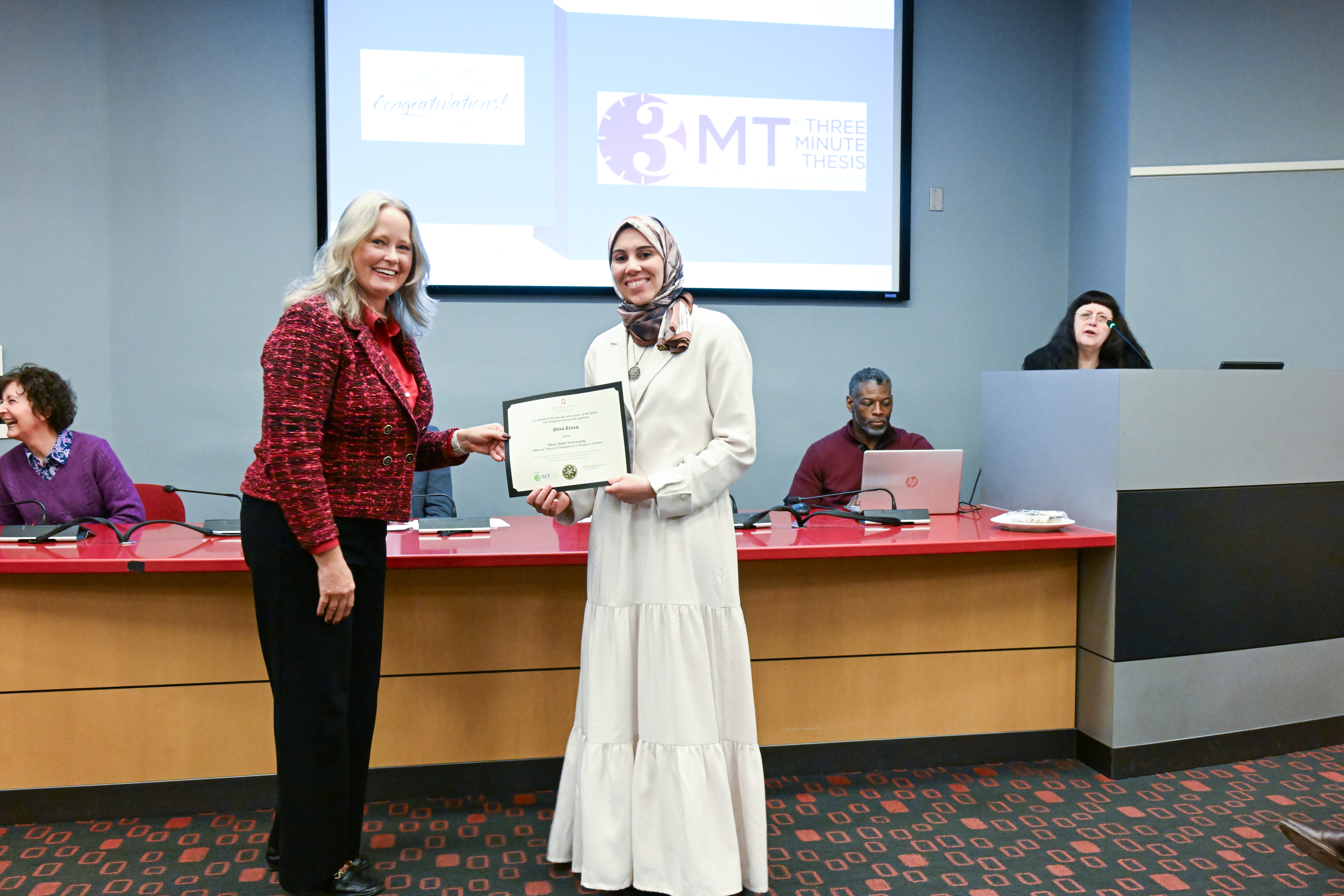 Mary Stromberger presenting Dina Eissa with her certificate at the 2025 3mt