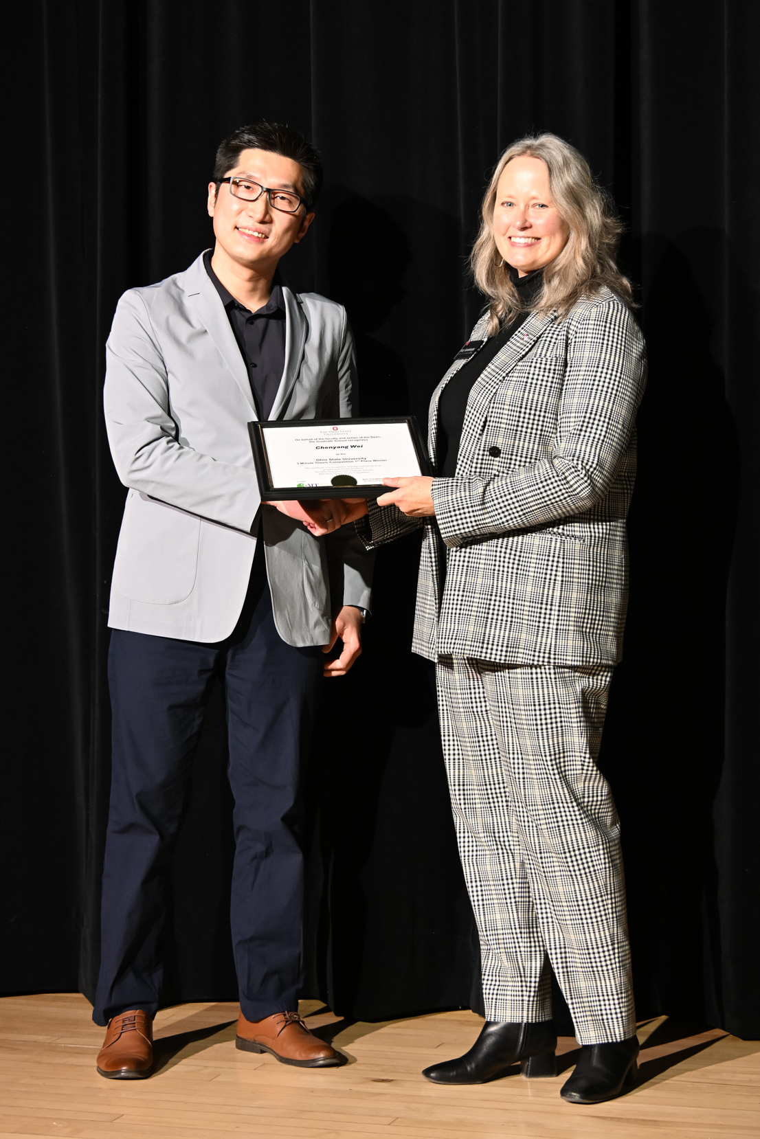 Mary Stromberger presenting Chenyang Wei with the 1st place postdoctoral 3mt certificate