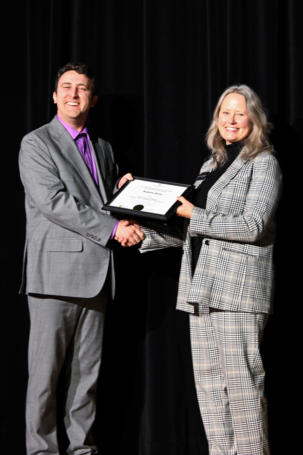 Mary Stromberger presenting Andrew Perry with the 2nd place postdoctoral 3mt certificate