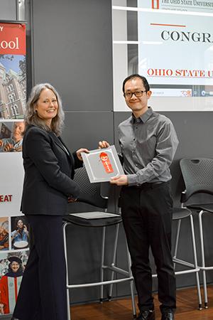 Dean Stromberger giving Rory Chia-Ching Chien as certificate for the 3MT