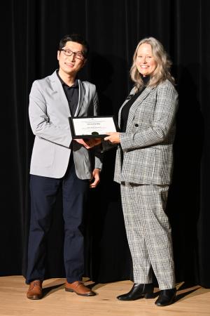 Mary Stromberger presenting Chenyang Wei with the 1st place postdoctoral 3mt certificate