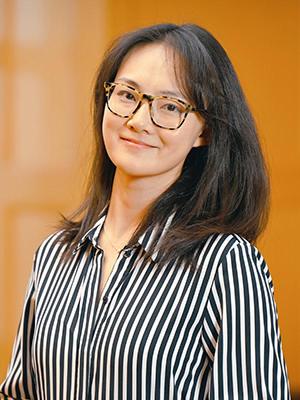 Jiaxuan Lily Wang portrait in striped black and white shirt